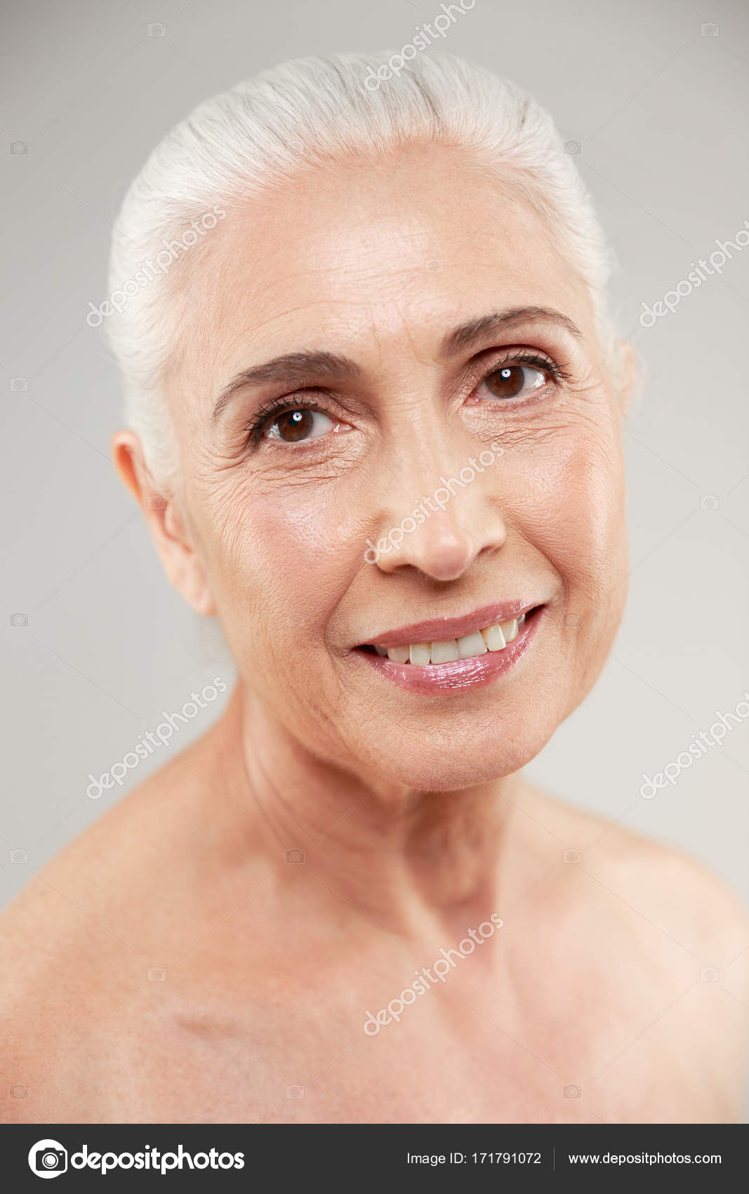 Incroyable nu femme âgée posant image libre de droit par Vadymvdrobot