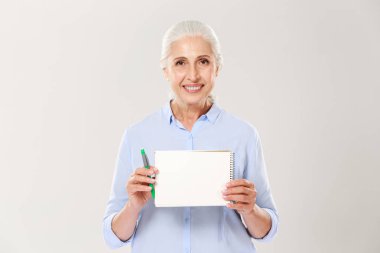 Olgun kadın gösteren defter izole metin için kopya yer ile gülümseyen