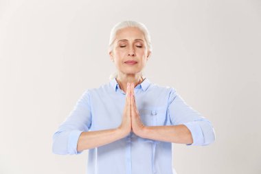 Eller üst düzey kadın pratik Yoga holding namaste ve keepin '