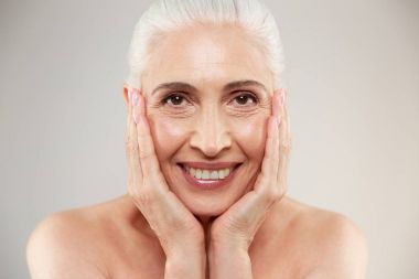 Muhteşem çıplak yaşlı kadın poz