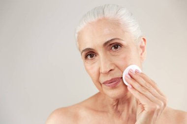 Güzel bir yarı çıplak yaşlı kadın Güzellik Portresi