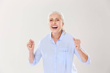 Çok memnun yaşlı kadın, VIN kutluyor