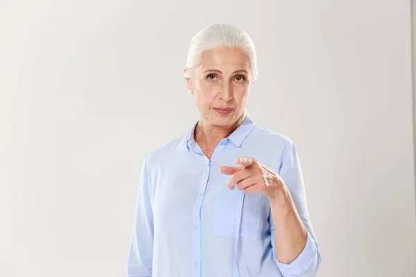 Πορτρέτο της παιχνιδιάρικο ηλικιωμένη γυναίκα δείχνει με το δάχτυλό σας — Φωτογραφία Αρχείου