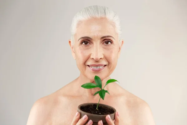 Portrét krása radostné napůl nahé starší ženy — Stock fotografie