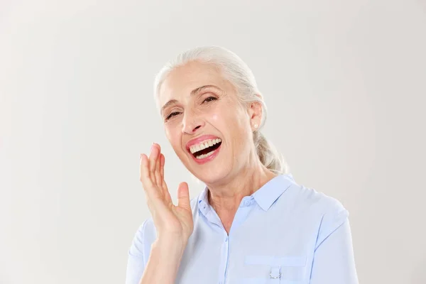 Close-up photo of laughing elderly woman, looking at camera — Stock Photo, Image