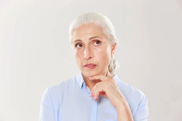 Close-up de pensar bela velha mulher em camisa azul, olhando — Fotografia de Stock