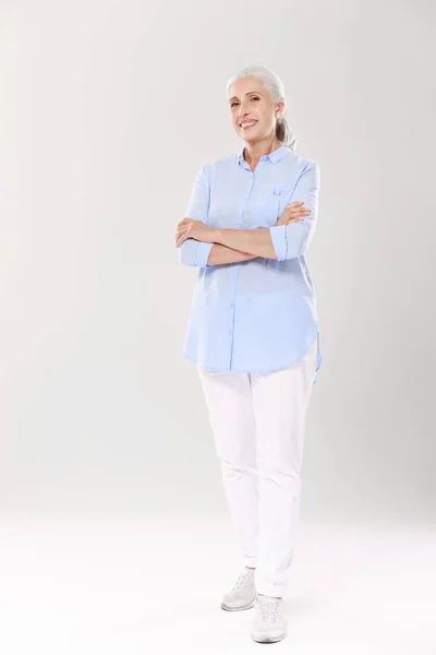 Полнометражный портрет очаровательной старушки в голубой рубашке и белой рубашке — стоковое фото