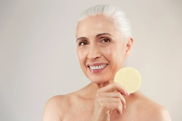 Retrato de belleza de una sonriente anciana medio desnuda —  Fotos de Stock