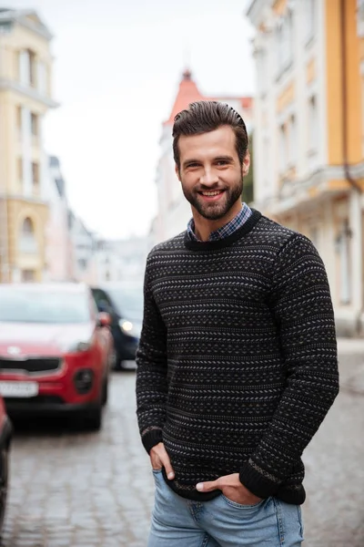 Porträt eines lächelnden bärtigen Mannes im Pullover — Stockfoto