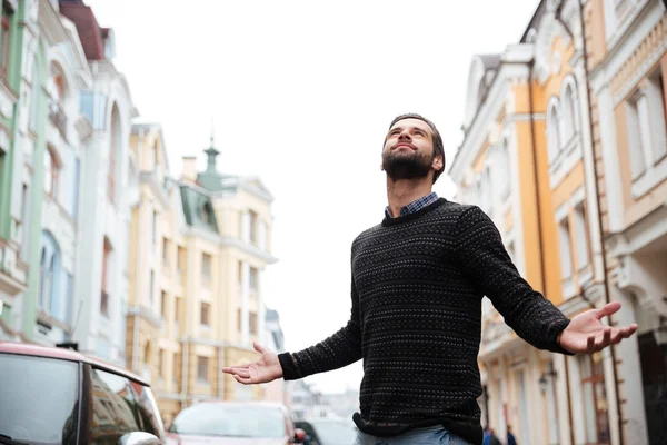 Porträtt av en nöjd skäggig man i tröja — Stockfoto