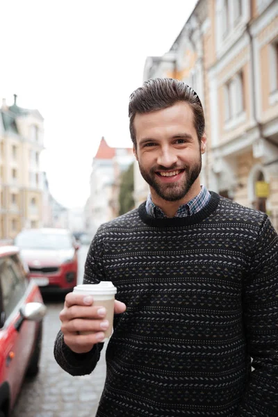 Porträt eines fröhlichen attraktiven Mannes — Stockfoto