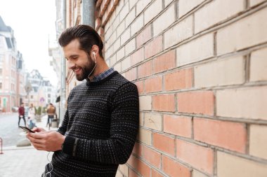 Müzik kazaklı genç bir adam portresi