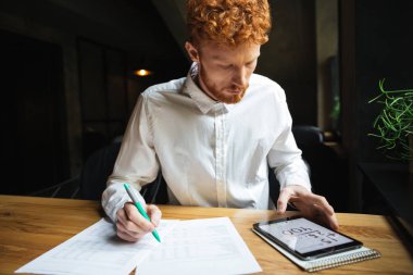 Atış ciddi readhead genç freelancer evde çalışma