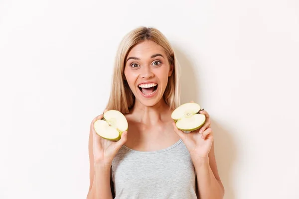 Portret szczęśliwy podekscytowany w bielizny gospodarstwa pokrojone jabłko — Zdjęcie stockowe