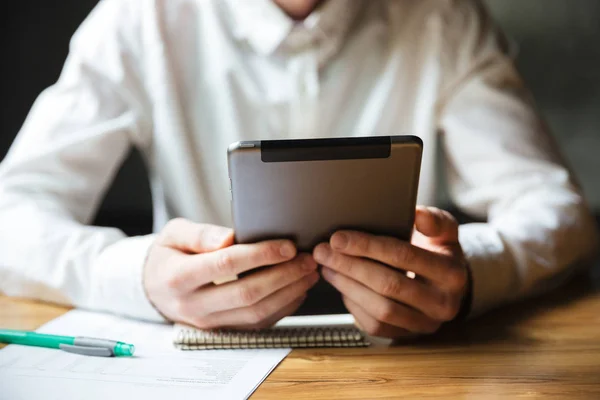 Photo recadrée de l'homme en chemise blanche en utilisant une tablette numérique — Photo