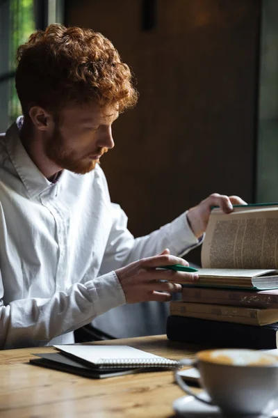 Foto de estudiante barbudo readhead serio, preparándose para el examen en — Foto de Stock