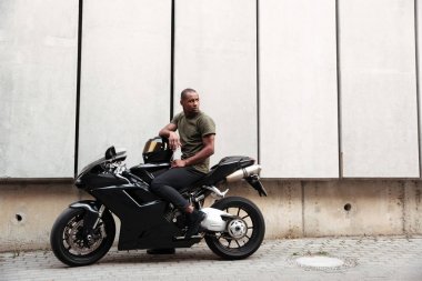 Bir motosiklet üzerinde bir genç afro Amerikalı adam portresi