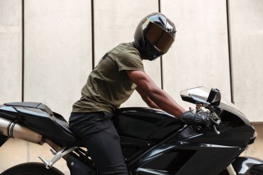 Kask içinde Afrika bir adam portresi