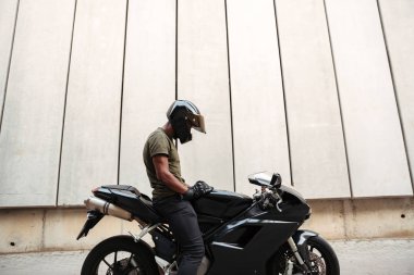 Kask içinde genç bir Afrika adam portresi