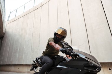 Kask içinde genç bir Afrika adam portresi