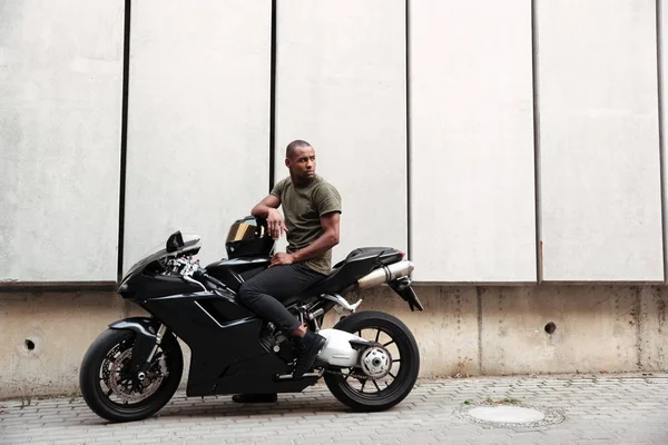 Bir motosiklet üzerinde bir genç afro Amerikalı adam portresi — Stok fotoğraf