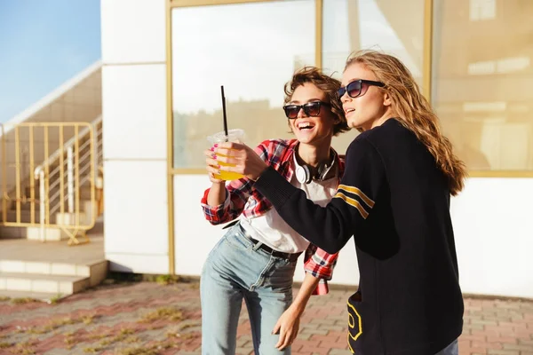 Due ragazze adolescenti felici in occhiali da sole tostare — Foto Stock