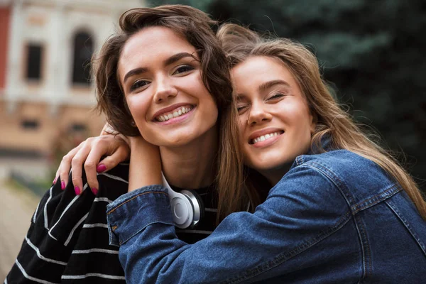 Deux jeunes adolescentes heureuses embrassant — Photo