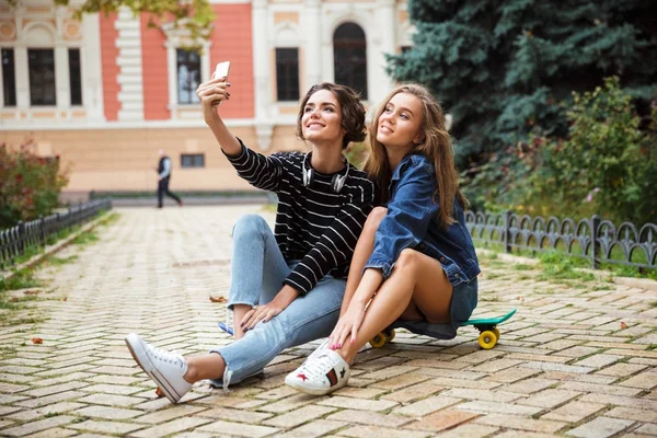 Dwie nastoletnie dziewczyny młode razem — Zdjęcie stockowe