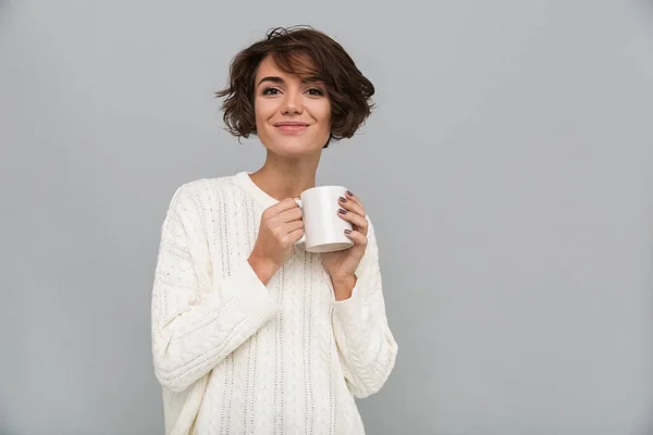 Glückliche junge Frau trinkt Tee. — Stockfoto