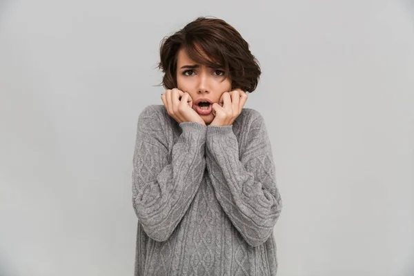 Nerviosa joven mujer mirando cámara . — Foto de Stock