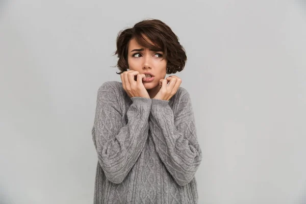 Ideges fiatal nő öltözve pulóver — Stock Fotó