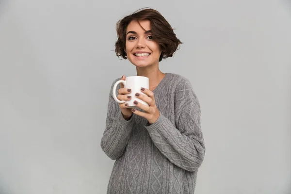 Glückliche junge Frau trinkt Tee. — Stockfoto