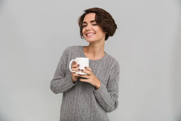お茶を飲む幸せな若い女性. — ストック写真