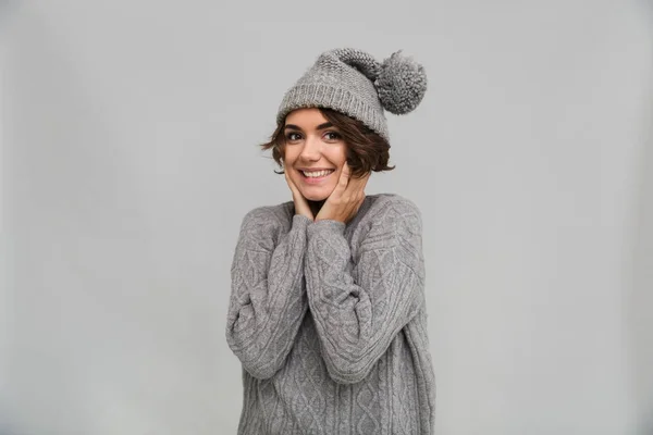 Fröhliche junge Frau in Pullover und warmem Hut — Stockfoto