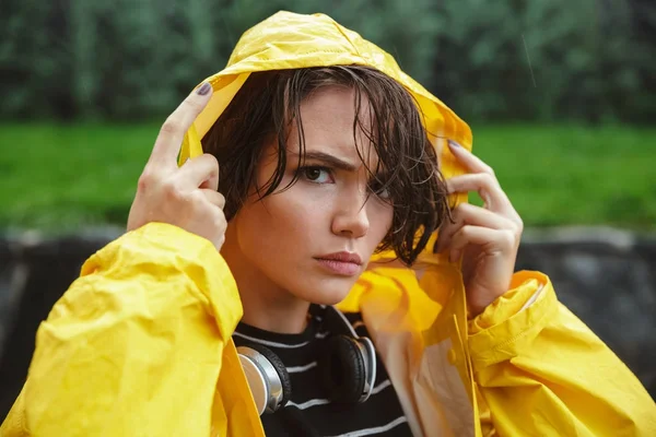 Retrato de una joven adolescente disgustada con impermeable — Foto de Stock