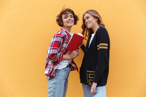 Due giovani ragazze adolescenti con libri all'aperto — Foto Stock