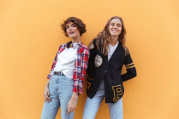 Dois sorridentes jovens adolescentes posando — Fotografia de Stock