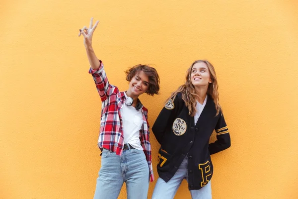 Twee gelukkige jonge tienermeisjes poseren — Stockfoto