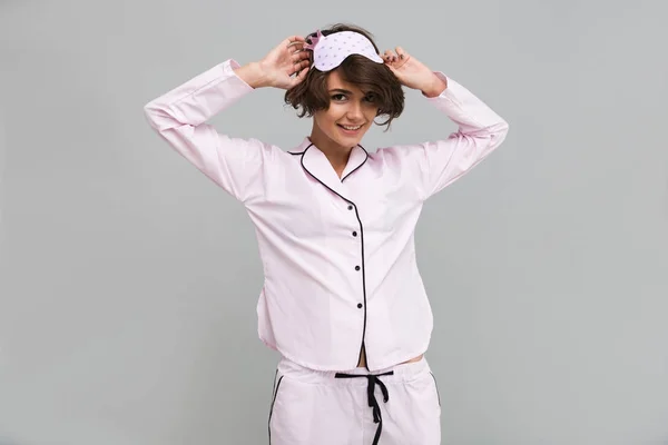 Portret van een lachende mooi meisje dragend pyjama 's — Stockfoto