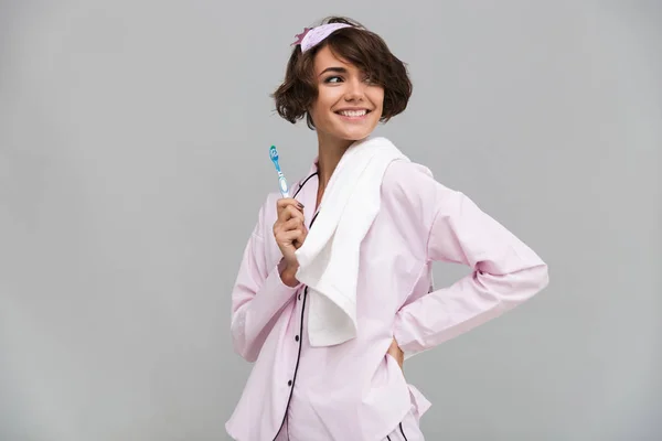Portret van een meisje gelukkig lachend in pyjama en handdoek — Stockfoto