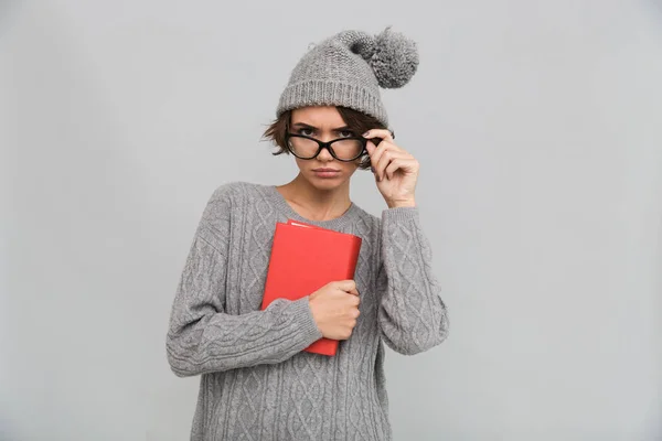 Ernsthafte konzentrierte Frau mit Buch. — Stockfoto