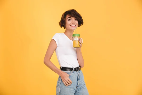 Портрет улыбающейся девушки, пьющей апельсин — стоковое фото