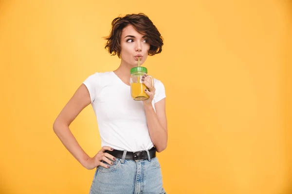 Портрет милой девушки, пьющей апельсиновый сок — стоковое фото