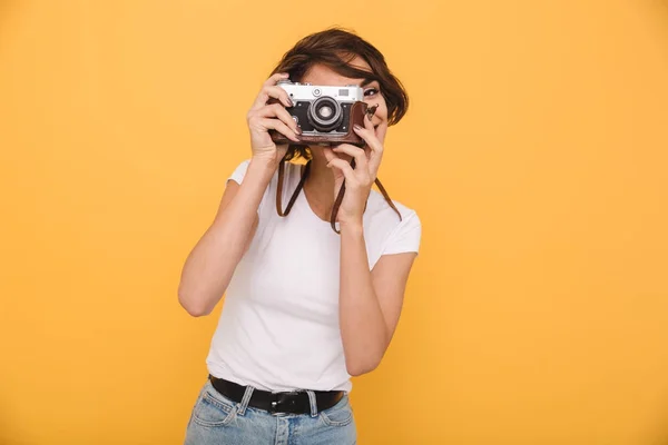 Retrato de uma jovem morena fazendo uma foto — Fotografia de Stock