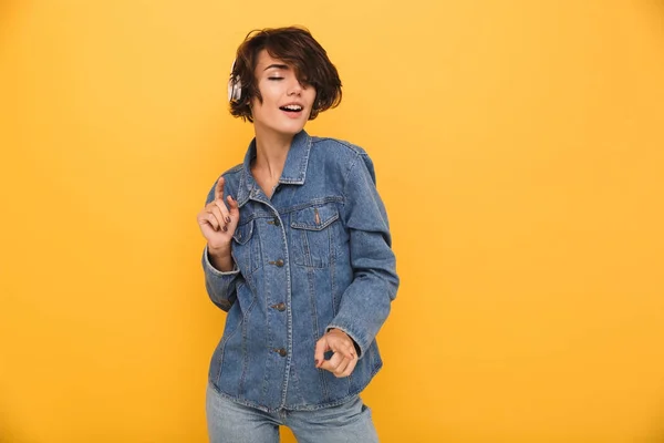 Retrato de uma menina satisfeita sorridente vestida com jaqueta de ganga — Fotografia de Stock