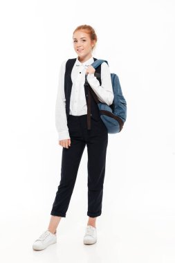 Zencefil öğrenci kadın sırt çantası ile tam boy görüntü
