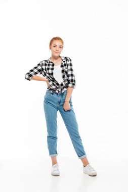 Tam boy görüntü gülümseyen zencefil kadın gömlek