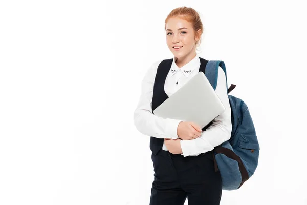 Smiling gigner student woman with backpack holding laptop computer — Stock Photo, Image