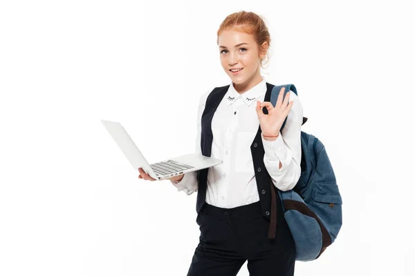 Alegre gigner estudiante mujer con mochila celebración ordenador portátil —  Fotos de Stock