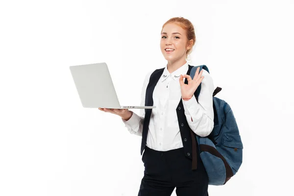 Radost gigner student žena s batoh drží přenosný počítač — Stock fotografie